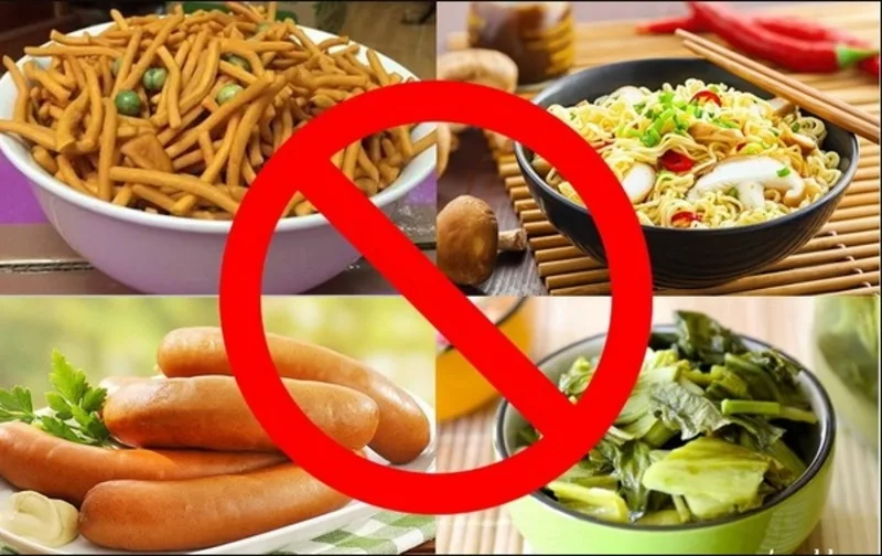 Thực phẩm nhiều muối và đồ chế biến sẵn nên được hạn chế để hỗ trợ sức khỏe tổng thể và giảm nguy cơ đi kèm.