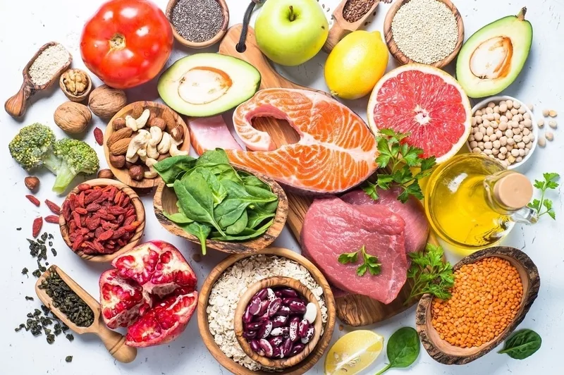 Chế độ ăn tốt cho gan nên ưu tiên rau xanh, ngũ cốc nguyên hạt, protein nạc, chất béo tốt và nước lọc.
