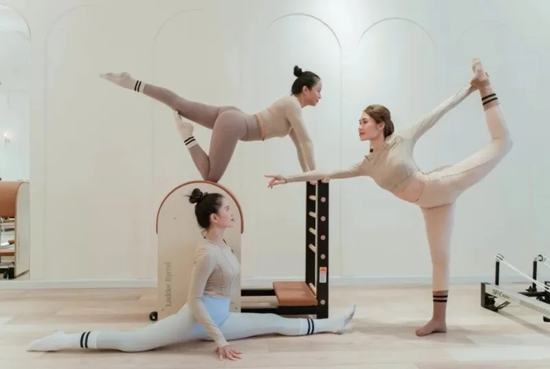 Pilates tập trung vào kiểm soát chuyển động, hơi thở, cơ trung tâm và tư thế cơ thể