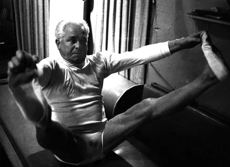 Pilates được phát triển bởi Joseph Pilates với mục tiêu cân bằng cơ thể, tâm trí và tinh thần