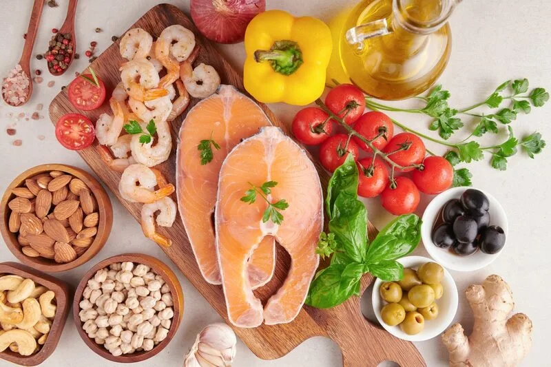 Thực đơn tốt cho thận nên ưu tiên thực phẩm tươi, ít muối, đủ chất và phù hợp với tình trạng sức khỏe.