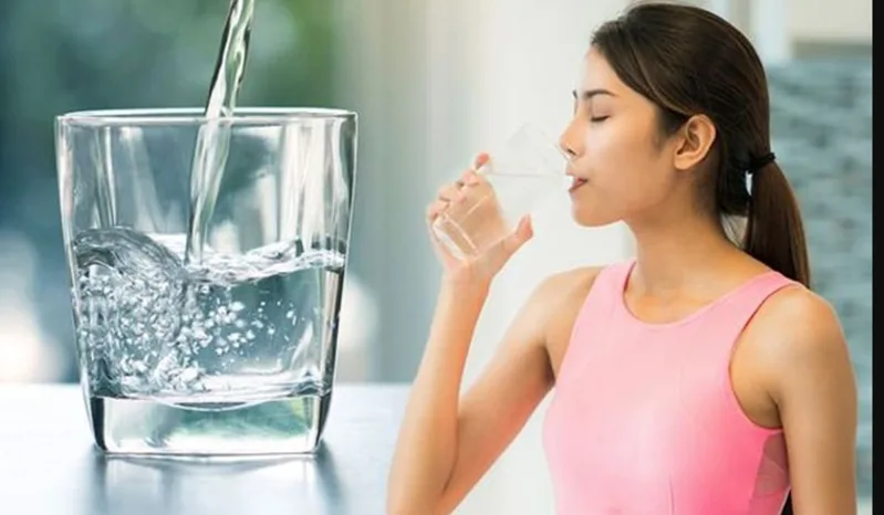 Uống đủ nước giúp thận đào thải chất dư thừa và duy trì hoạt động bình thường của cơ thể.
