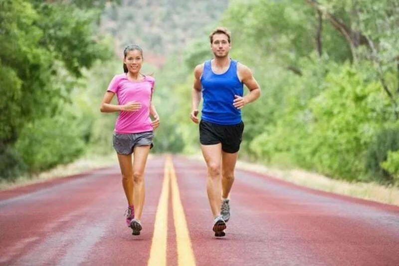 Trang phục chạy bộ nên thoáng khí, thấm hút mồ hôi tốt và không quá bó để cơ thể vận động dễ dàng hơn.