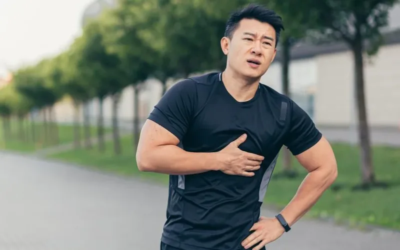 Đau ngực, khó thở bất thường hoặc chóng mặt khi chạy là dấu hiệu cần dừng tập và theo dõi nghiêm túc.