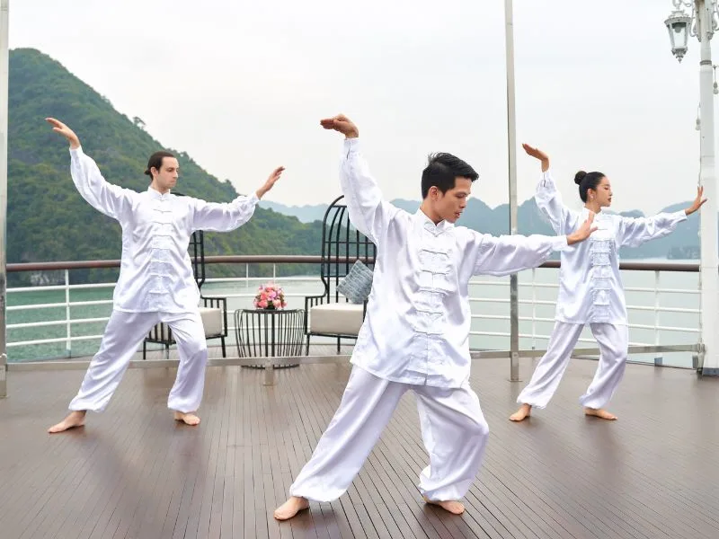 Người mới nên chuẩn bị trang phục thoải mái, không gian yên tĩnh và khởi động nhẹ trước khi tập.