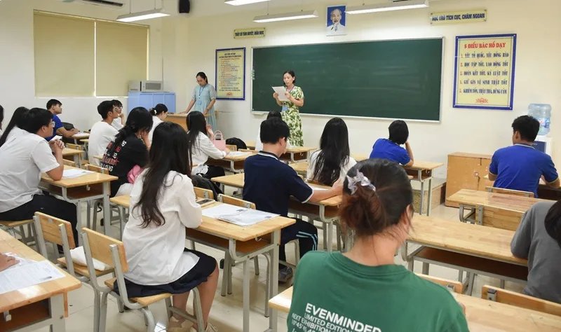 Việc chủ động luyện tập với các dạng đề đổi mới giúp sĩ tử tự tin đạt điểm cao trong kỳ thi 2026.