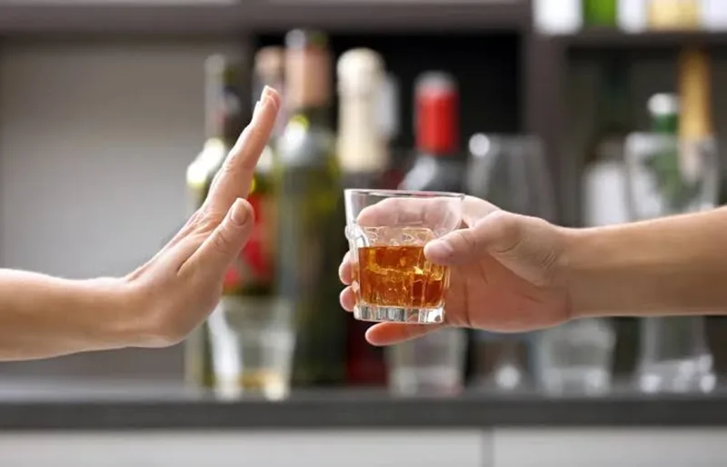 Rượu bia, thuốc lá và caffeine là những tác nhân hàng đầu cản trở quá trình hấp thụ canxi và làm chậm tiến trình phục hồi.