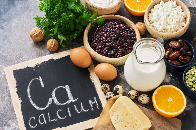 Tăng cường bổ sung sữa, rau xanh và các thực phẩm giàu canxi để kích thích xương tái tạo chắc khỏe.