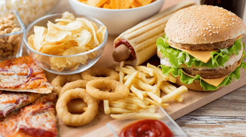 Người bị mỡ máu cao nên hạn chế tối đa mỡ động vật, nội tạng và đồ ăn chiên rán nhiều mỡ.