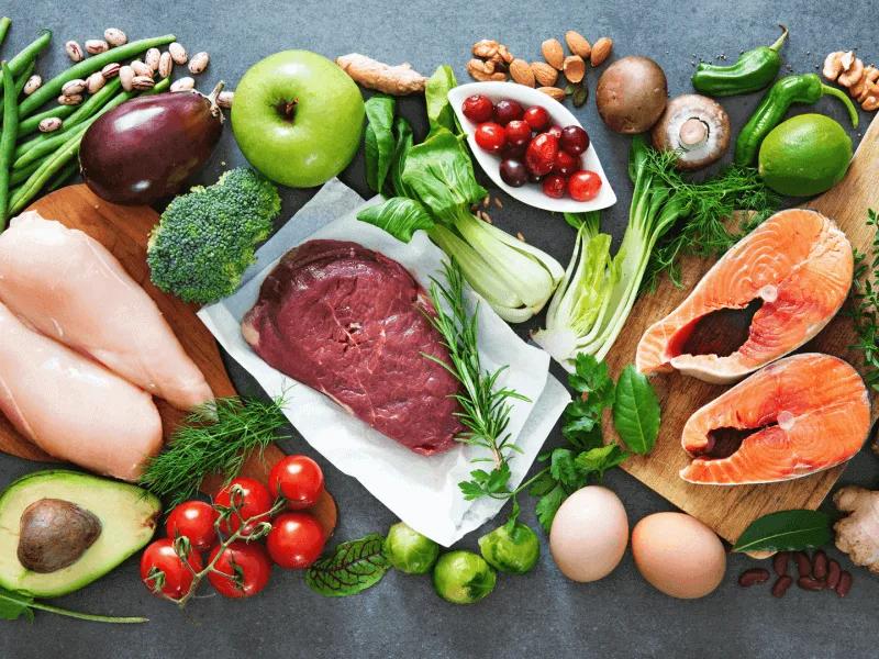 Bổ sung thực phẩm giàu protein, kẽm và vitamin vào khẩu phần ăn giúp móng chắc khỏe.