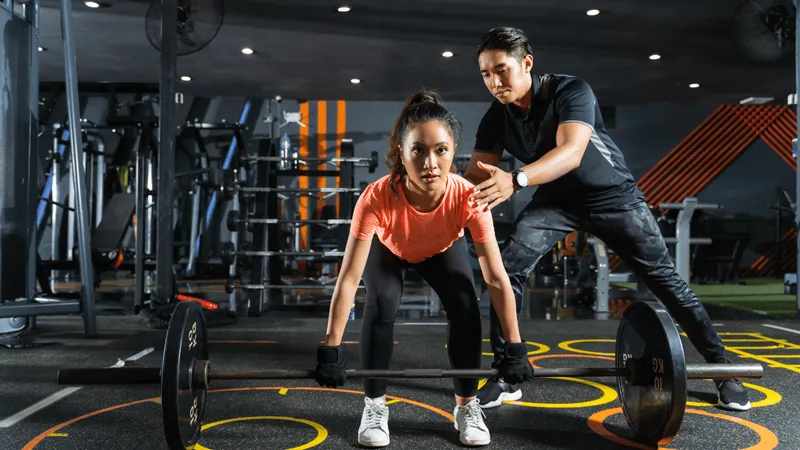 Các bài tập Compound như Squat huy động nhiều nhóm cơ, giúp tiêu hao năng lượng lớn.
