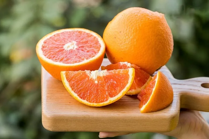 Ăn quá nhiều cam khi đói có thể gây xót ruột, trào ngược và kích ứng niêm mạc dạ dày.