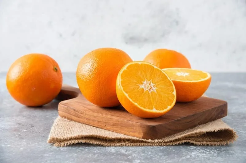 Lạm dụng nước cam đậm đặc mỗi ngày làm tăng tích tụ oxalat, tạo áp lực lớn lên hệ tiết niệu.
