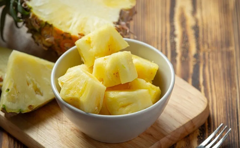 Bromelain trong dứa hỗ trợ tiêu hóa protein.