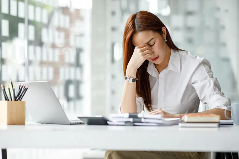 Mẹo "Coffee Nap": Uống cà phê trước khi ngủ 15 phút giúp x2 độ tỉnh táo khi thức dậy.