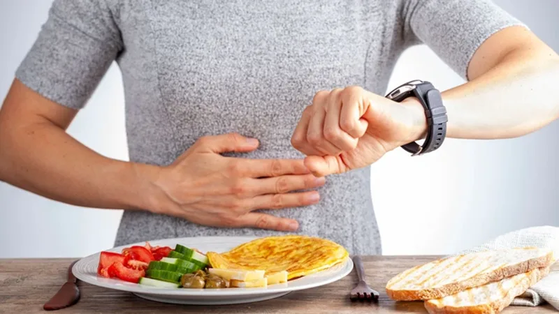 Khi nồng độ insulin giảm thấp lúc nhịn ăn, cơ thể sẽ chuyển sang cơ chế tự động đốt cháy mỡ thừa.