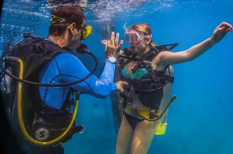 Lặn bình khí (scuba diving) cho phép con người tự do di chuyển và ngắm nhìn thế giới đại dương ở cự ly gần.