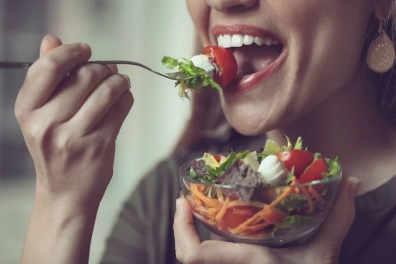 Chia nhỏ bữa ăn hàng ngày giúp giảm áp lực co bóp cho dạ dày.