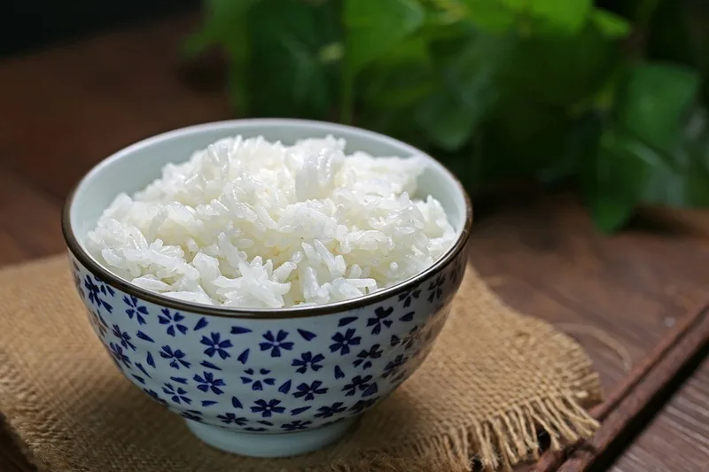 Hâm nóng đúng cách trước khi ăn giúp sử dụng cơm nguội an toàn hơn.