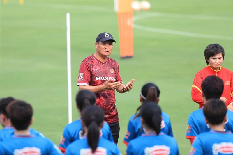 HLV Mai Đức Chung điền tên vào lịch sử bóng đá thế giới tại FIFA Women's World Cup.