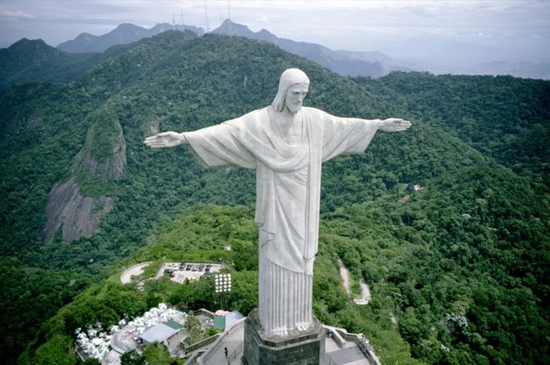Tượng Chúa Cứu Thế dang rộng hai tay sừng sững trên đỉnh núi Corcovado hướng nhìn toàn cảnh Rio de Janeiro.