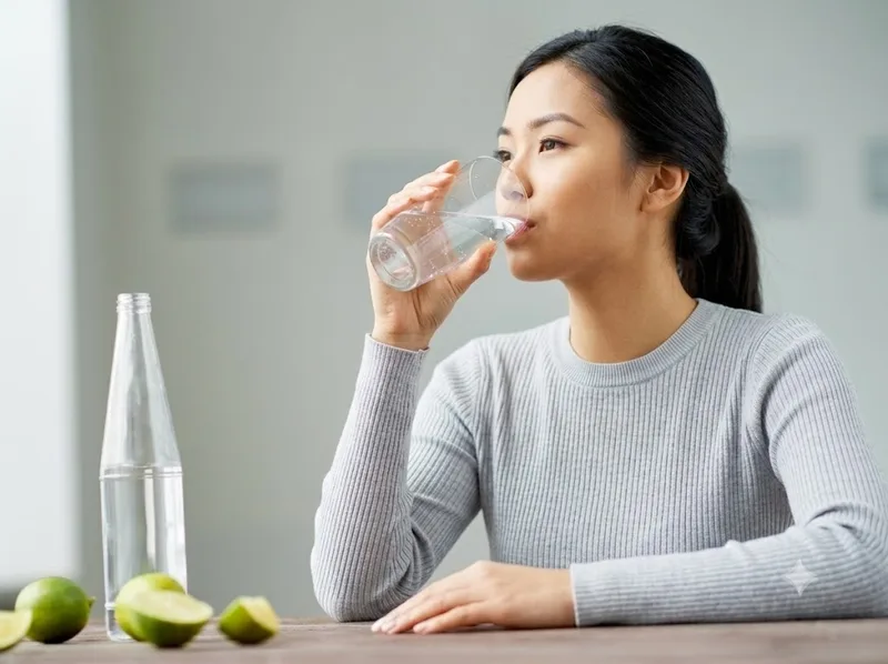 Uống đủ nước và nghỉ ngơi hợp lý giúp giảm khó chịu khi bị ho.
