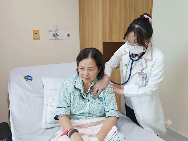 Ho kéo dài hoặc kèm khó thở cần được bác sĩ thăm khám kịp thời.